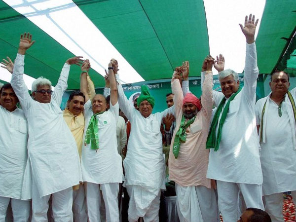 Indian National Lok Dal superemo Om Prakash Chautala with party candidates