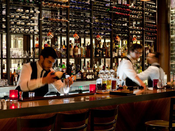 'Bar bribe': Hotelier retracts claim