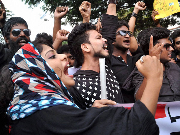 Kiss of Love protest in Delhi, 70 detained - Oneindia News