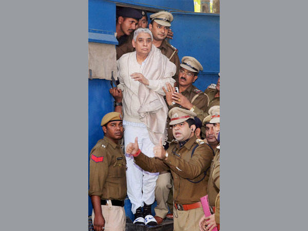 Police search Rampal's ashram Police search Rampal's ashram