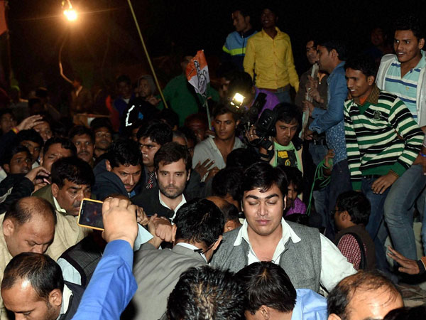 Rahul Gandhi visits slums, warns govt Rahul Gandhi visits slums, warns govt