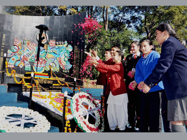 Students pay tributes to the martyrs