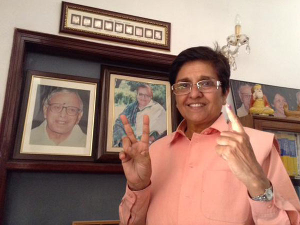 Kiran Bedi casts her vote Kiran Bedi casts her vote