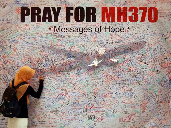 MH370 passengers' kin urge search resumption MH370 passengers' kin urge search resumption