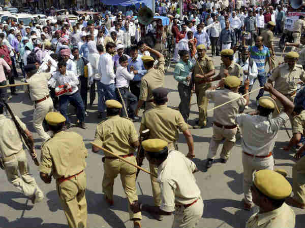 Several injured as police lathicharge ABVP protesters - Oneindia News