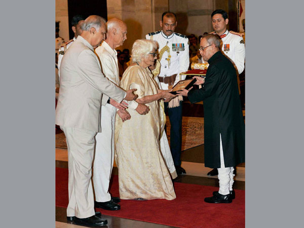 Family members of Pandit Madan Mohan Malaviya receving the Bharat Ratna