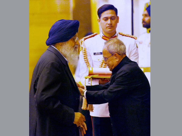 President Pranab Mukherjee presents Padma Vibhushan to Sardar Parkash Singh Badal