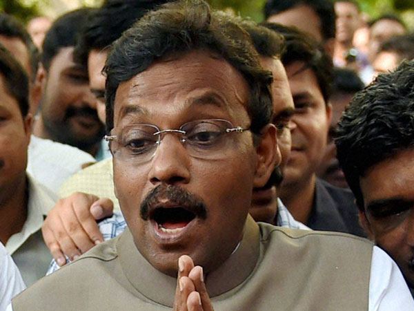 Maha: Cong protests outside Tawde house Maha: Cong protests outside Tawde house