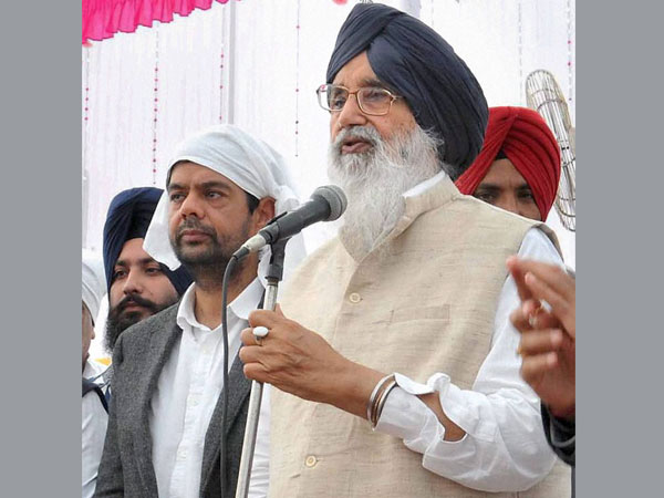 Badal lashes out at Amarinder Badal lashes out at Amarinder