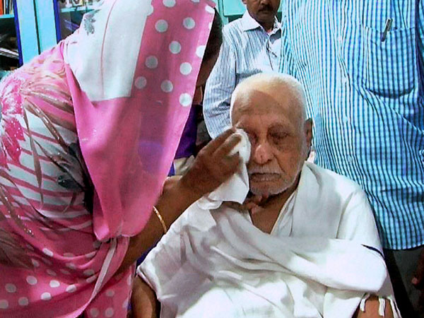Former President APJ Abdul Kalam's brother Mohammed Muthu Meera Lebbai Maraicker mourns his death at his house in Rameswaram Former President APJ Abdul Kalam's brother Mohammed Muthu Meera Lebbai Maraicker mourns his death at his house in Rameswaram