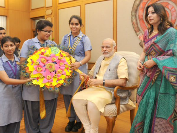 School girls greet PM Modi on Rakhi