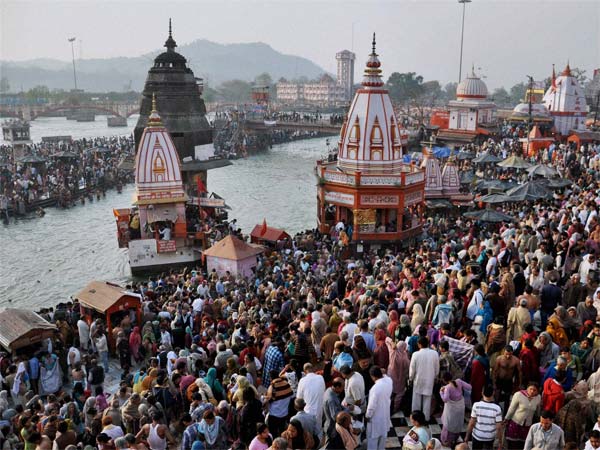 Hundreds clean Ganga 'ghats' Hundreds clean Ganga 'ghats'