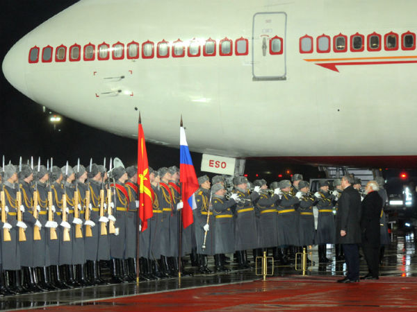 PM being welcomed on his arrival in Moscow