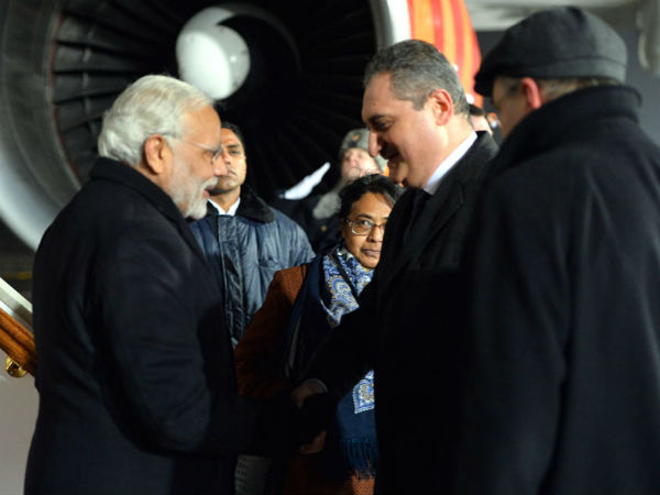 PM Modi being welcomed on arrival at Moscow airport