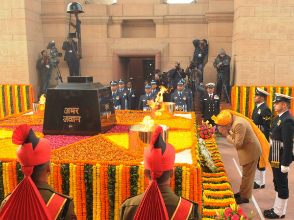 PM Modi pays tribute at Amar Jawan Jyoti on R-Day