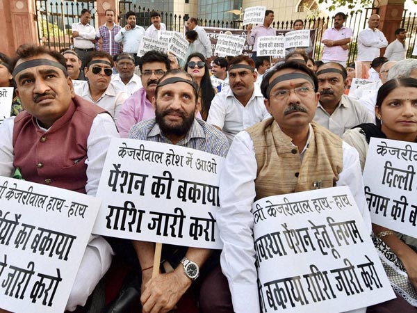 Striking MCD workers block roads, throw traffic out of gear. Striking MCD workers block roads, throw traffic out of gear.