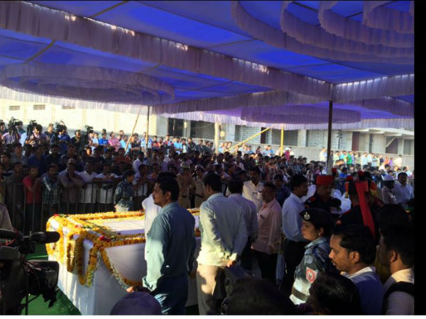 Thousands gather at Hanumathappa's home to pay him last respect