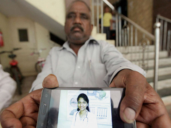 Bodies of Indian students reach Mumbai Bodies of Indian students reach Mumbai