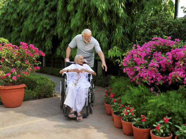 Pics: PM Modi spends quality time with his mother