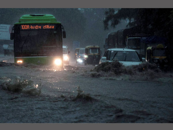 Traffic piles up in Delhi roads Traffic piles up in Delhi roads