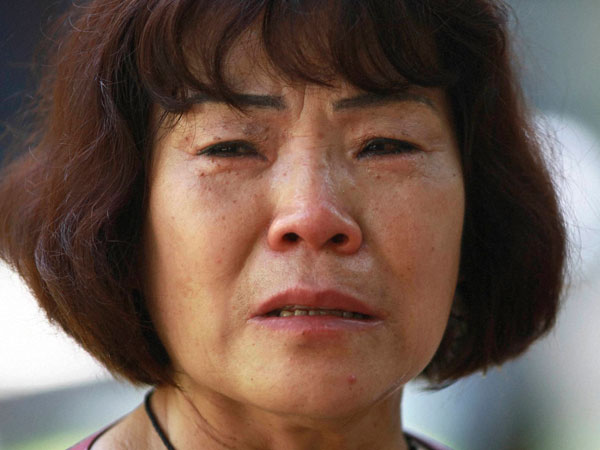 woman crying woman crying