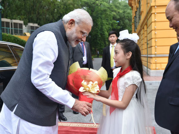 PMM Modi being welcomed at Presidential Palace in Hanoi PMM Modi being welcomed at Presidential Palace in Hanoi