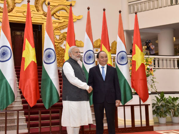 PM Modi meets with Vietnam PM Nguyen Xuan Phuc PM Modi meets with Vietnam PM Nguyen Xuan Phuc