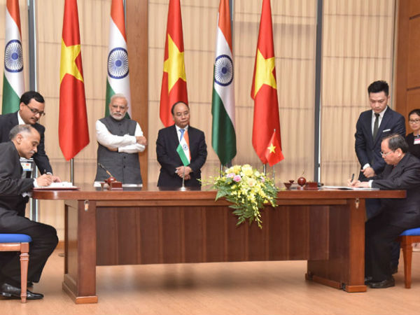 PM Modi and Vietnam PM at signing of agreements between India and Vietnam PM Modi and Vietnam PM at signing of agreements between India and Vietnam