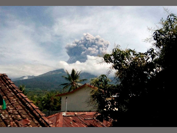 Flights delayed at Lombok and Bali airport due to volcano eruption Flights delayed at Lombok and Bali airport due to volcano eruption
