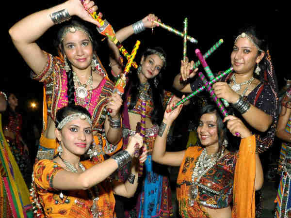 Mumbaikars play 'garba-dandiya' Mumbaikars play 'garba-dandiya'