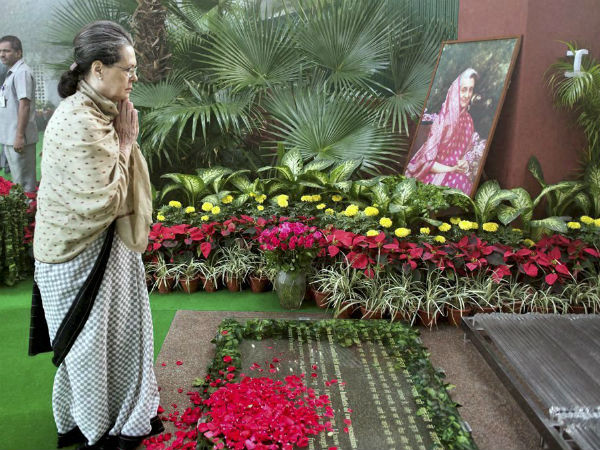 Sonia Gandhi pays tribute to Indira Gandhi in Delhi
