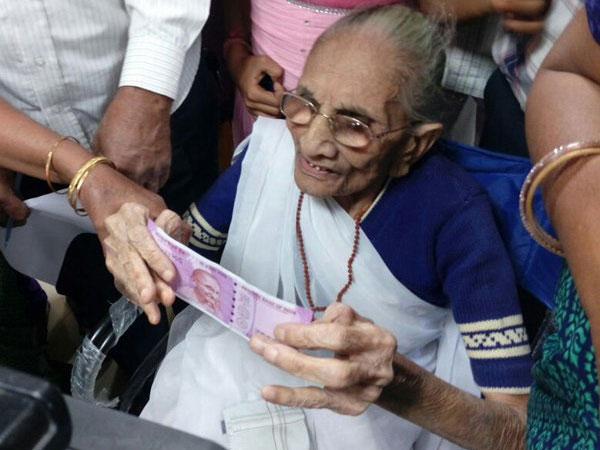PM's mother exchange notes in bank PM's mother exchange notes in bank