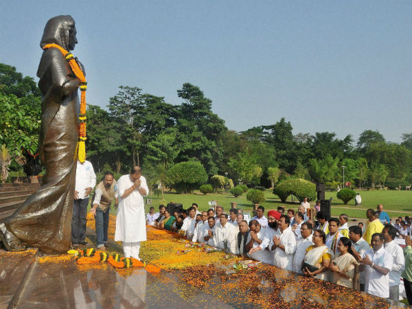 Floral tributes paid to Indira Gandhi Floral tributes paid to Indira Gandhi