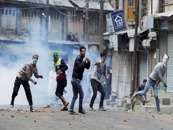 Mob hurling stones at forces