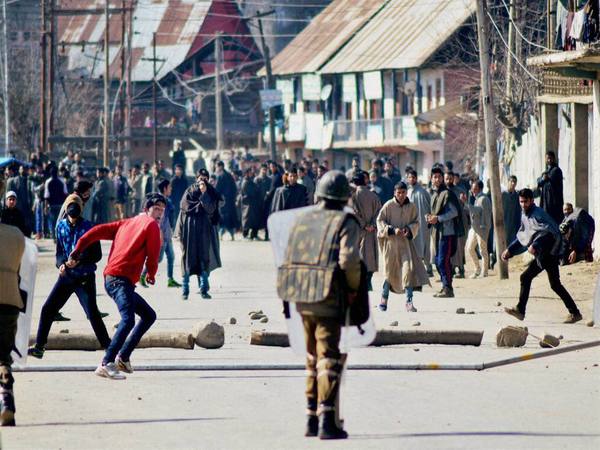 Kashmiri youths pelting stones