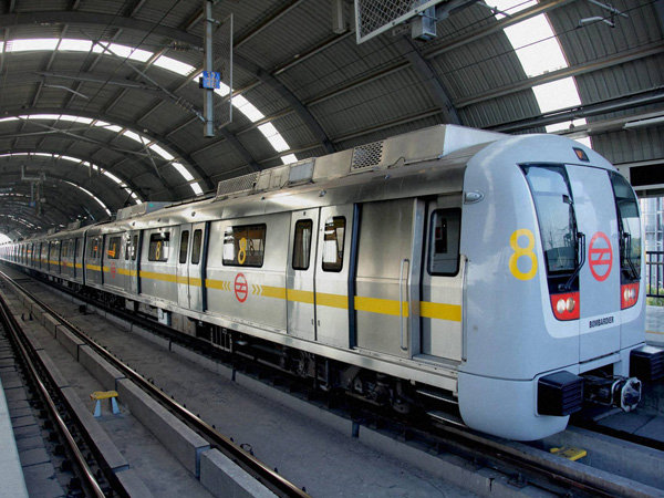 Woman wields axe in Delhi Metro Woman wields axe in Delhi Metro