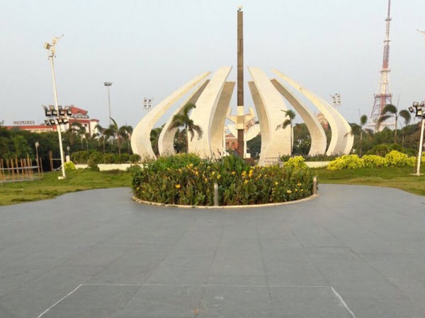 Jayalalithaa to be cremated next to MGR's shrine Jayalalithaa to be cremated next to MGR's shrine