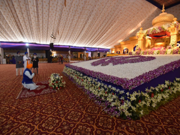 Modi pays obeisance on Prakash Parv
