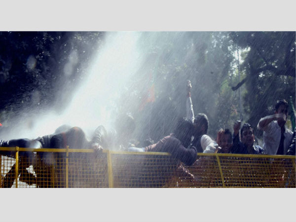 120 BJP councillors arrested outside Kejriwal's residence 120 BJP councillors arrested outside Kejriwal's residence