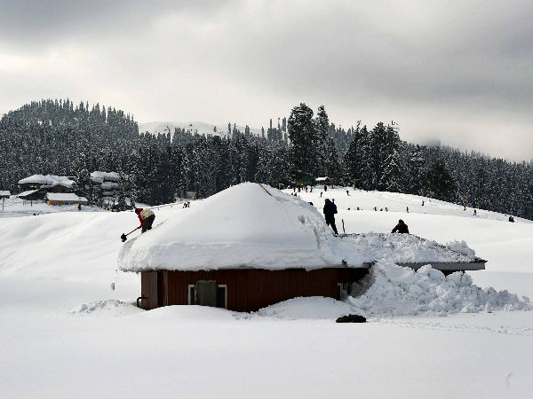 Snow blankets Gulmarg
