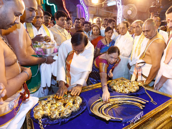 CM offers gifts to lord Balaji CM offers gifts to lord Balaji