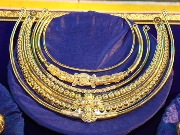 A golden necklace worth Rs 3.70 crore A golden necklace worth Rs 3.70 crore