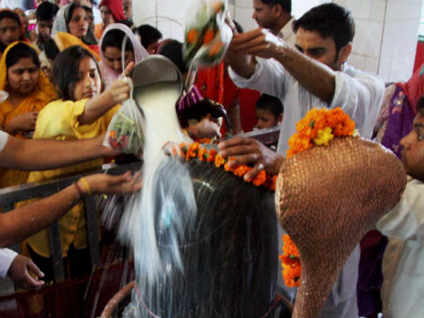 Devotees offer prayers to Lord Shiva on Maha Shivratri
