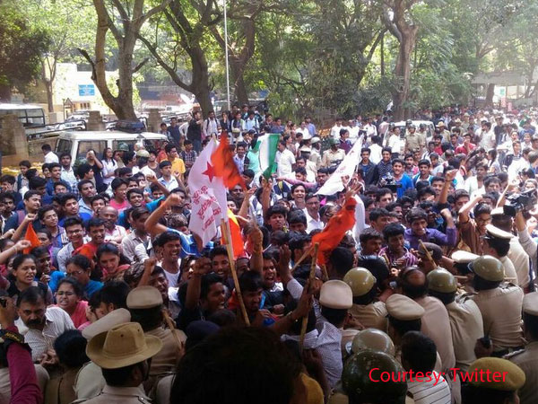 ABVP, SFI activists clash in Pune University ABVP, SFI activists clash in Pune University