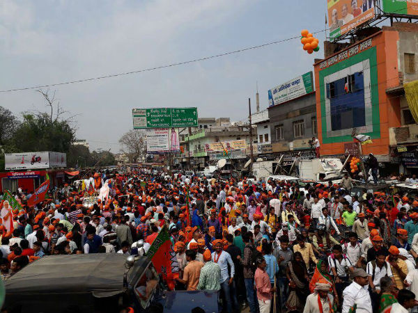 Thousands lined up for Modi's road show: Thousands lined up for Modi's road show: