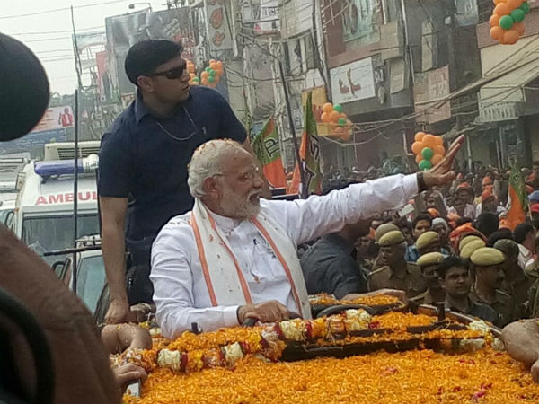 Supporters raise slogans 'Har har Modi, Ghar ghar Modi' Supporters raise slogans 'Har har Modi, Ghar ghar Modi'