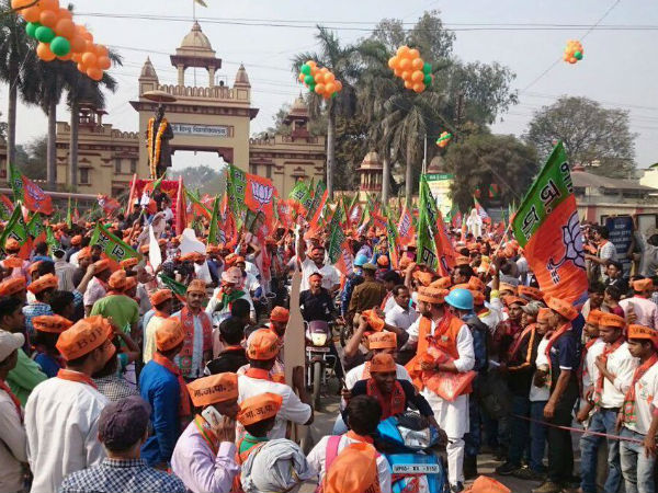 Scuffle between Samajwadi Party and BJP workers Scuffle between Samajwadi Party and BJP workers