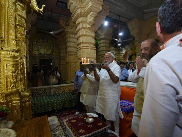 Narendra Modi performs aarti at Somnath temple Narendra Modi performs aarti at Somnath temple