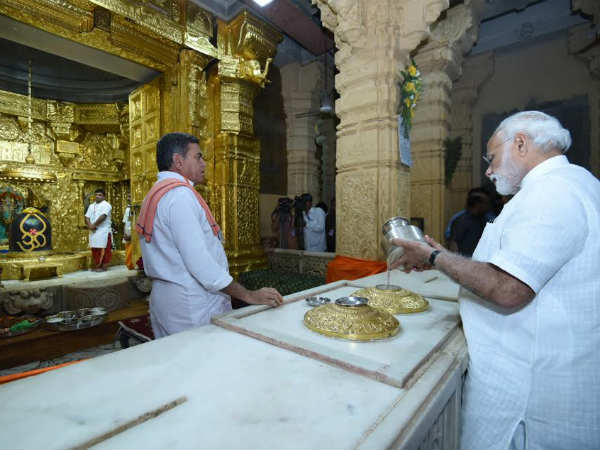 Modi performs Jalabhishek at Somnath temple Modi performs Jalabhishek at Somnath temple
