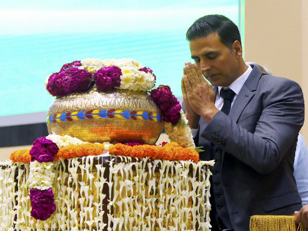 Akshay salutes soldiers Akshay salutes soldiers